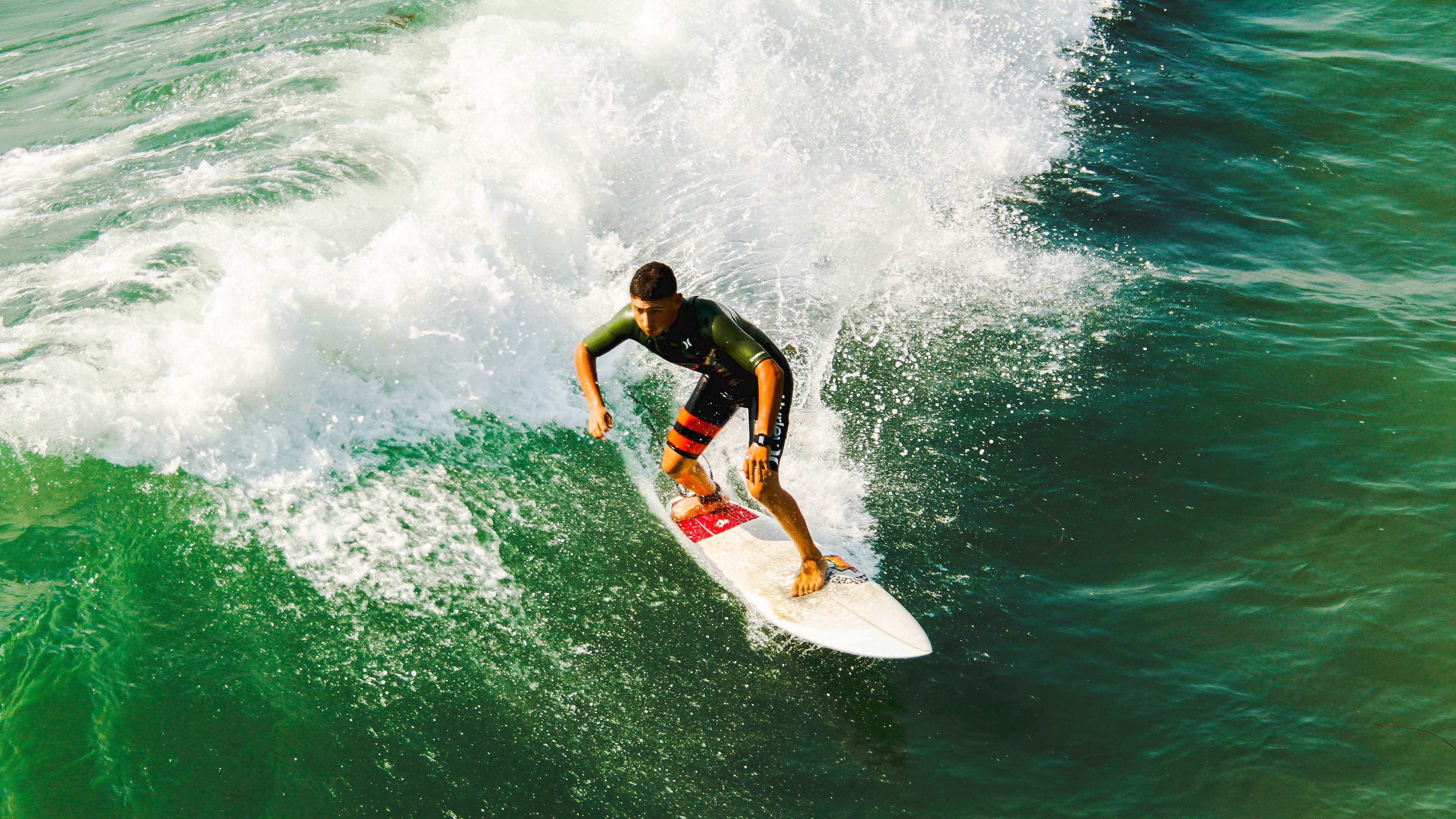 激动人心的比赛中球员们展现出强大实力，激动人心的进球